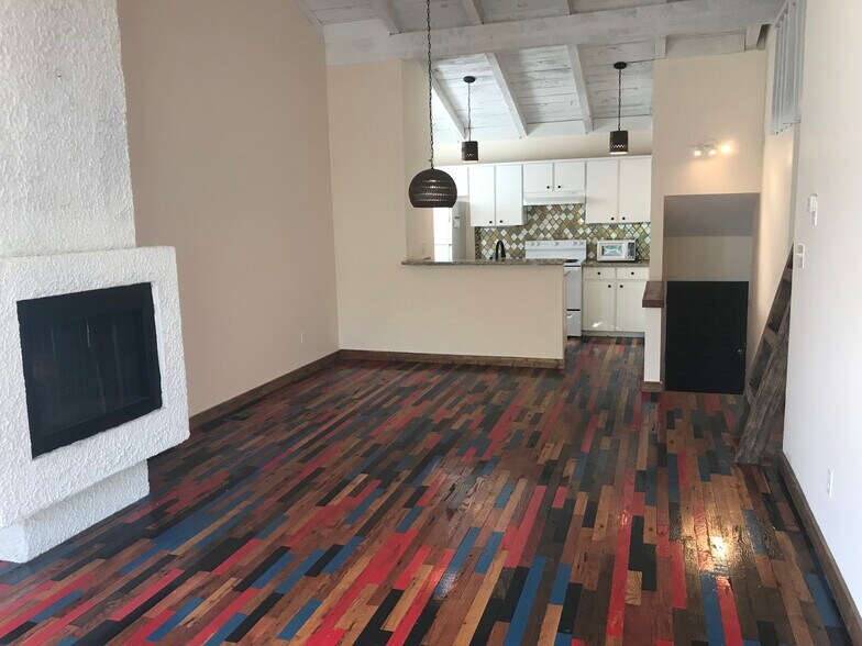 Living Room with Fire Place - 207 Hi Cir N