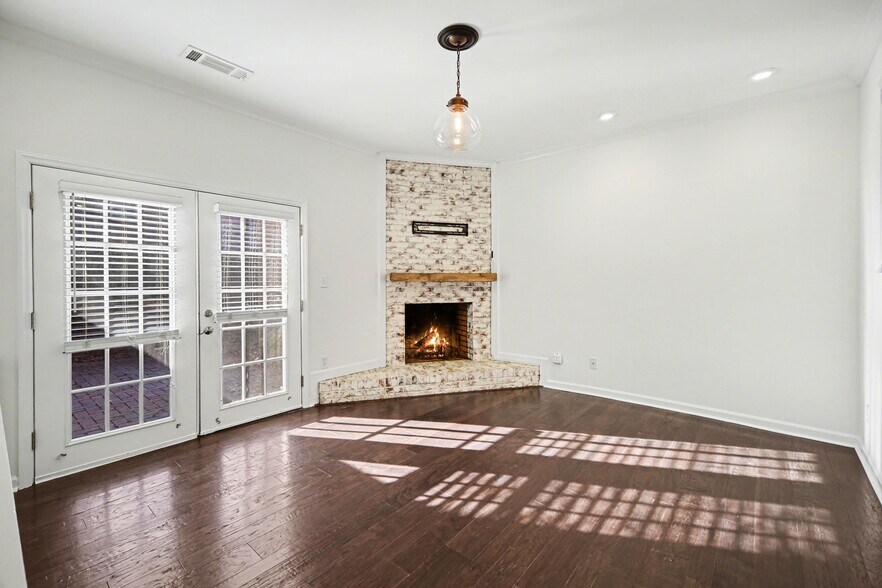 Building Photo - 520 N Poplar St