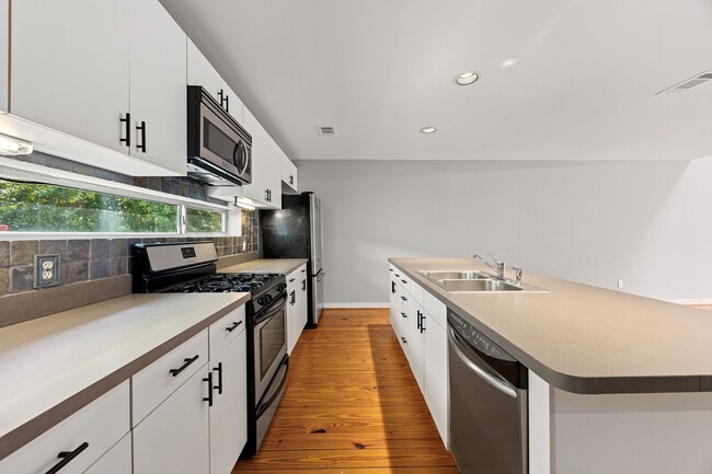 Building Photo - 913 Robin St