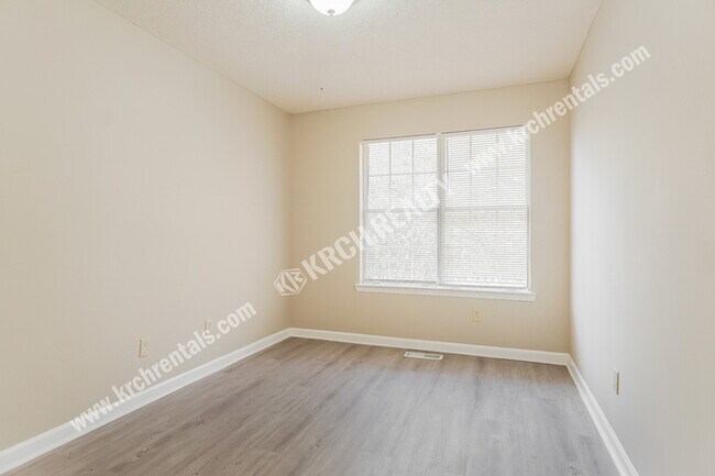 Building Photo - 3-Bed Home with Fireplace