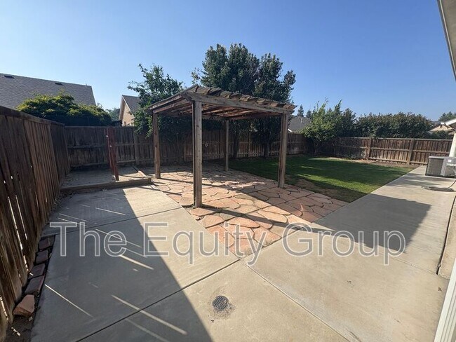 Building Photo - 6227 W Oak Ave