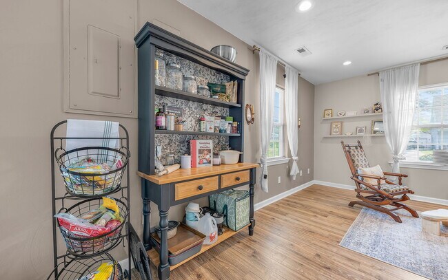 Building Photo - 2408 Sunset Dr