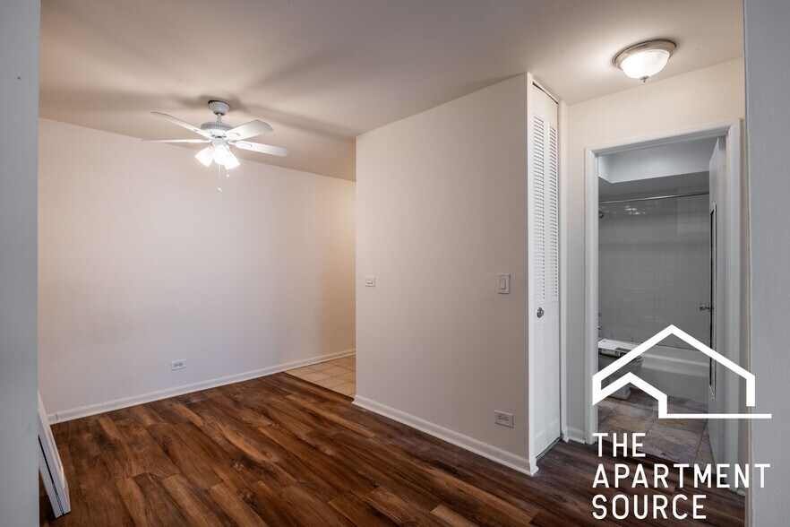 Building Photo - 540 W Roscoe St