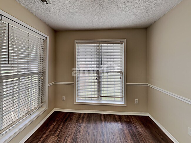 Building Photo - 910 Castlerock Way