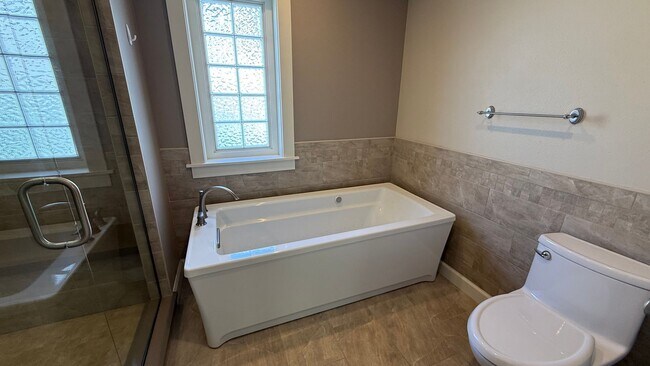 Building Photo - West Side 3 Bed/2.5 Bath Townhouse Condo. Available NOW!