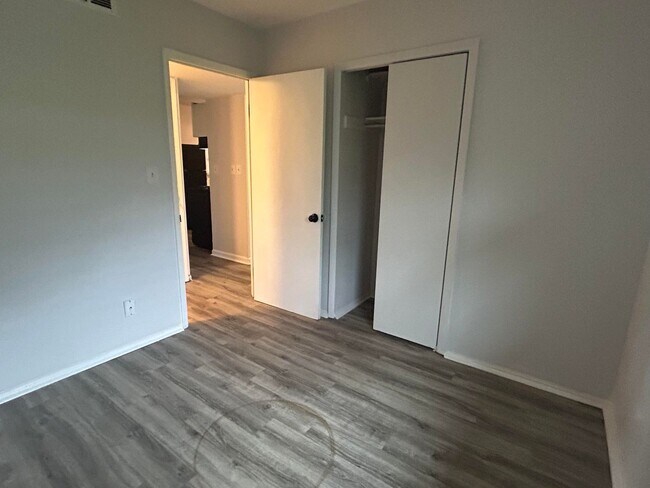Building Photo - Fabulous 3 bedroom Ranch