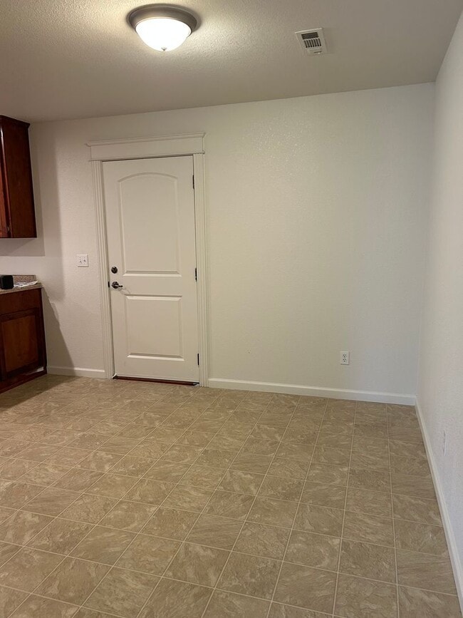 Building Photo - 3 Bedroom 2.5 Bath Duplex