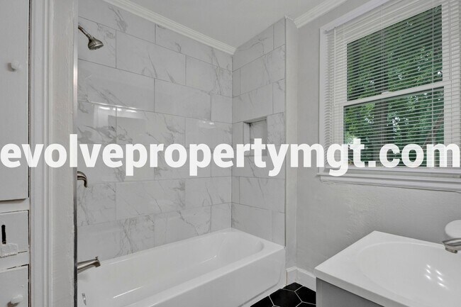 Building Photo - NEWLY RENOVATED HOME!