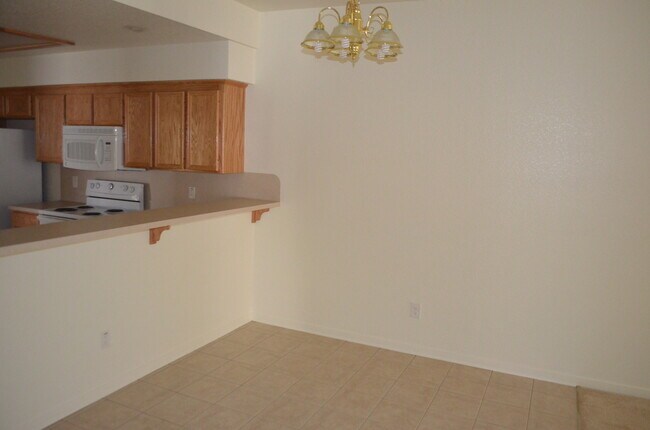 Building Photo - 912Rebecca
