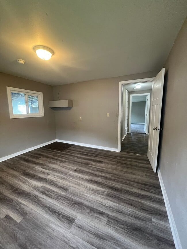 Building Photo - 4-Bedroom 1 1/2-Bath home in Junction City