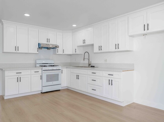 Building Photo - 8665 Trask Ave