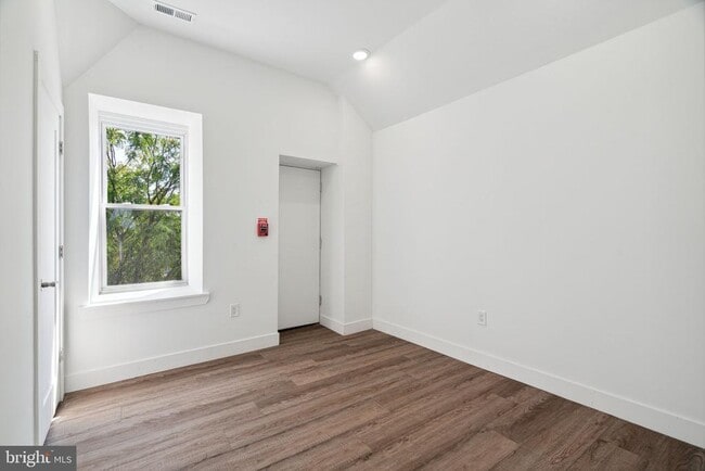 Building Photo - 5164 Ridge Ave