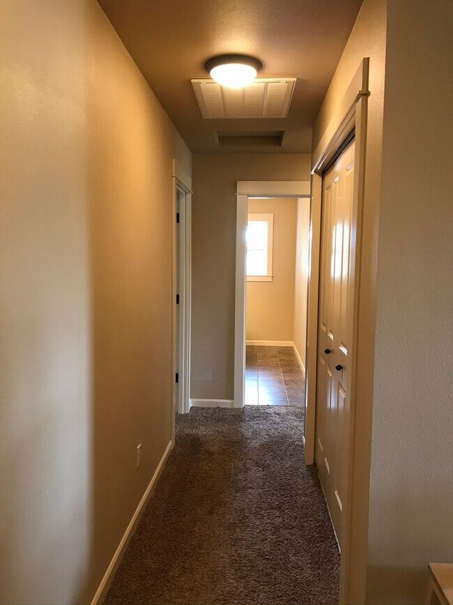 Building Photo - 4bed/3ba Old Portland style Home Nestled i...