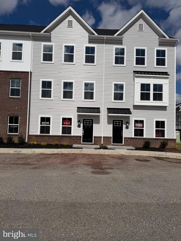 Building Photo - 39 E Front St