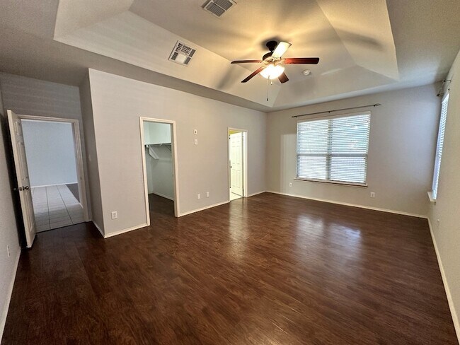 Building Photo - 5733 Pebble Ridge Dr