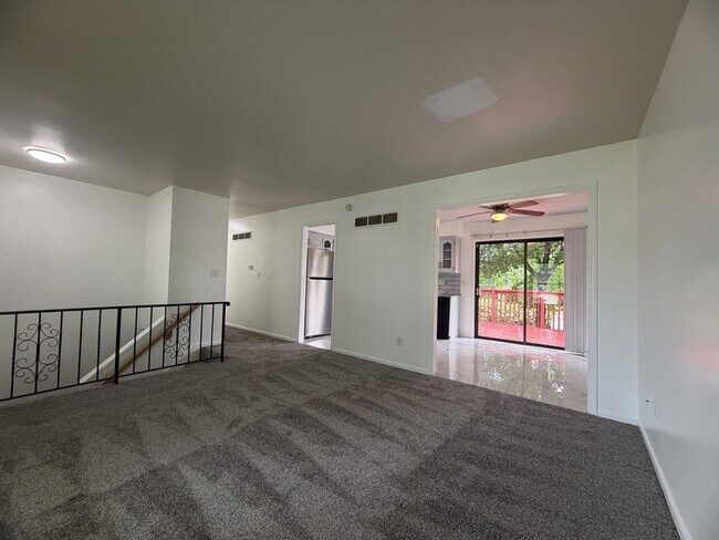Building Photo - 1208 S Mayview Ave