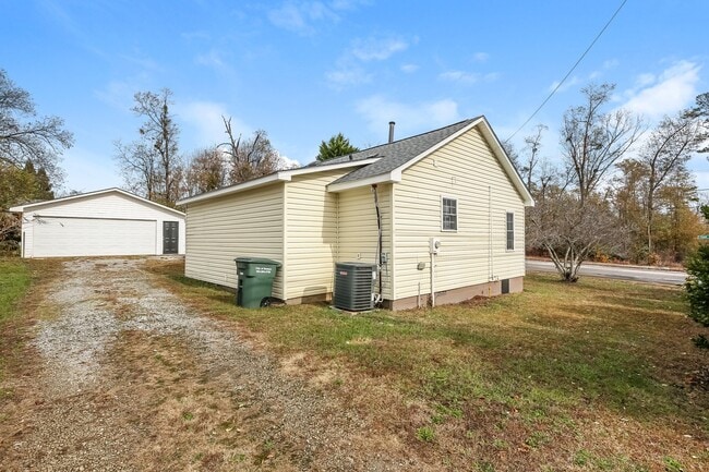 Building Photo - 614 S Depot St