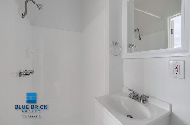 Building Photo - 5320 Corteen-18