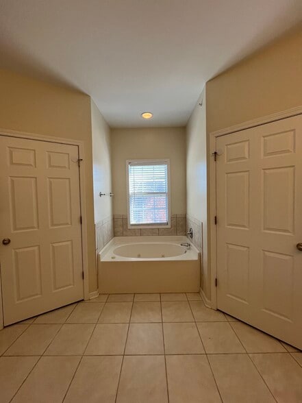 Building Photo - 616 Marshtree Ln