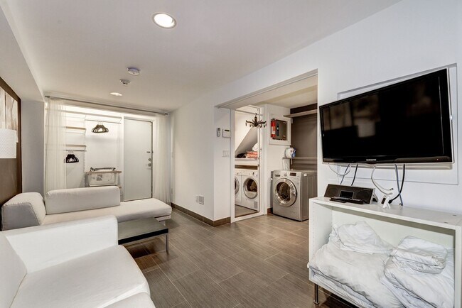 Building Photo - Renovated Contemporary - Available FURNISHED or unfurnished RENTAL
