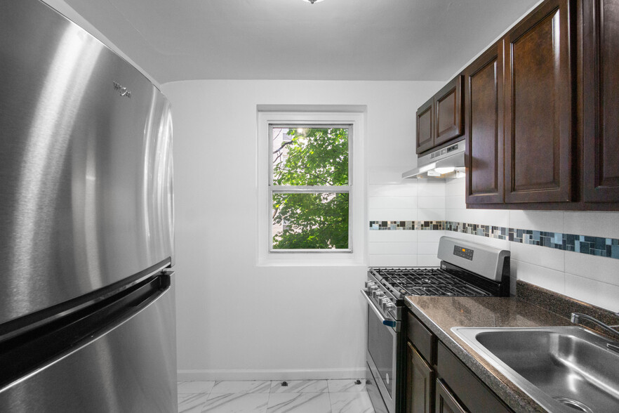 Kitchen - Parkwood Place Apartments