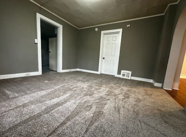 Building Photo - Available soon! 4 Bed 1.5 Bath Single family home!