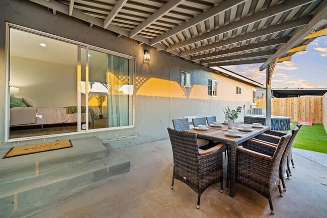 Building Photo - 606 S Sunshine Ave