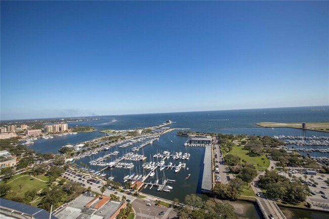 Building Photo - 1 Beach Dr SE