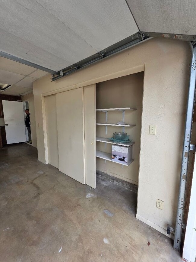 Building Photo - SPACIOUS 4BD/2BA WITH GARAGE, LAUNDRY AND ...