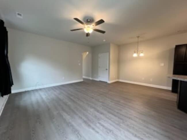 Building Photo - Spacious