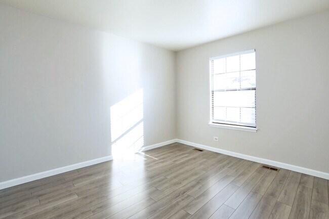 Building Photo - 236 Deerpath Ct