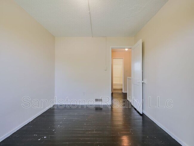 Building Photo - 956 N Central Dr