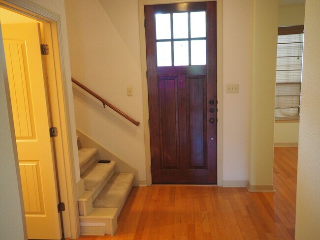 Building Photo - Amazing Home ready to move in
