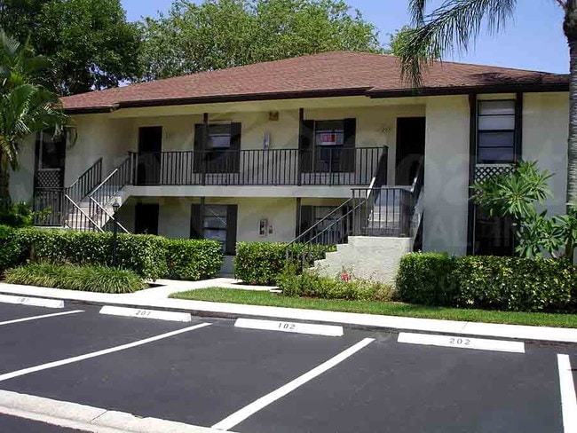 Building Photo - 400 Misty Pines Cir