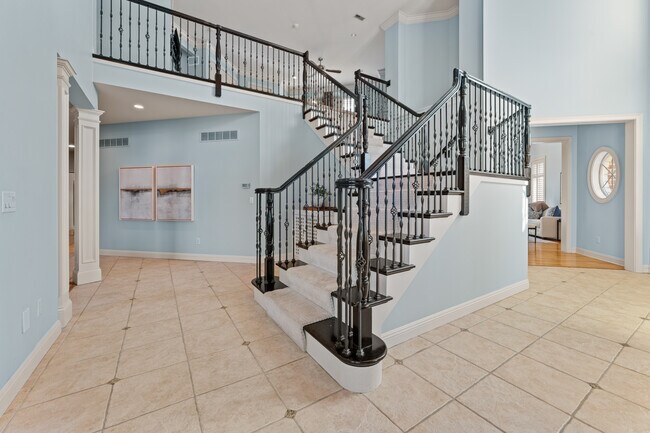 Building Photo - 12932 Sunset Bluff Ct