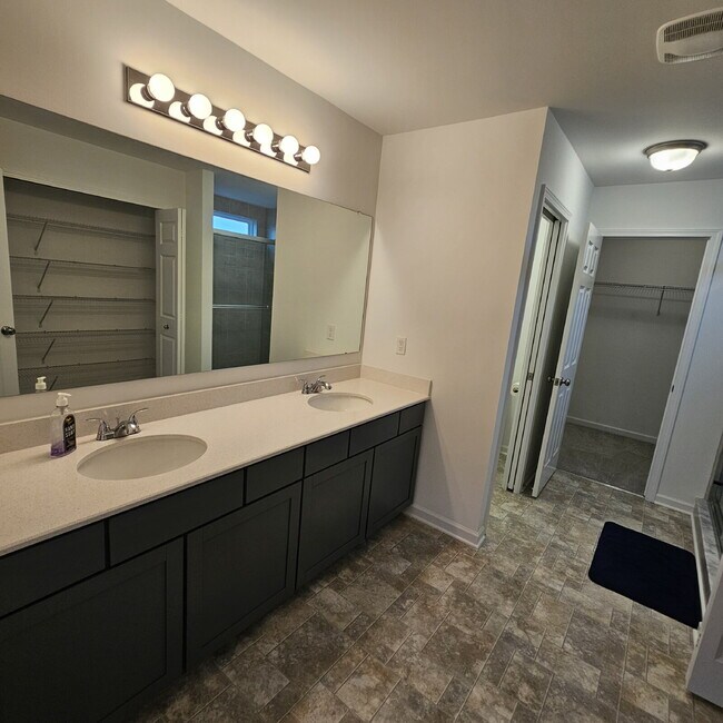 Building Photo - 4 bedroom, 3 full bathrooms, 2 car garage ...