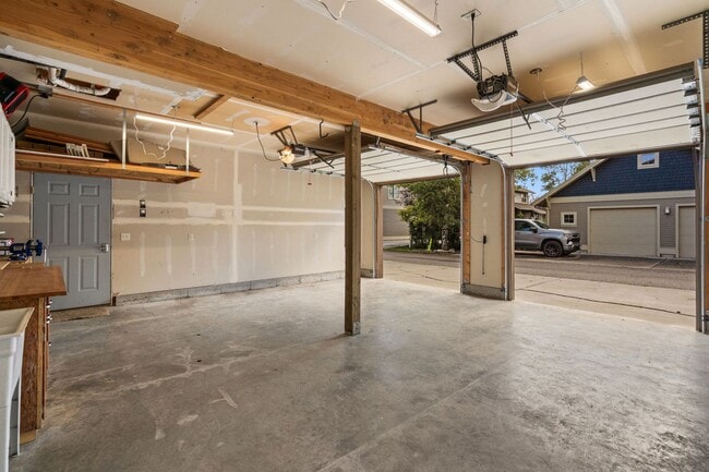 Building Photo - Spacious 3-Bedroom Home in Sought-After Valley West