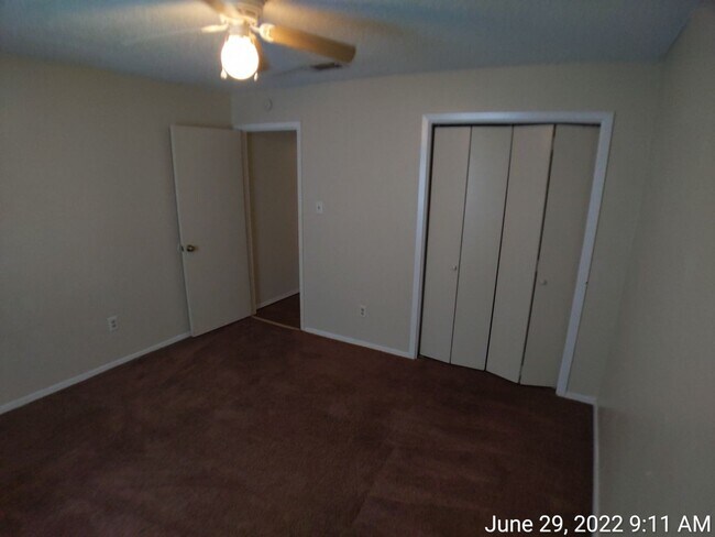 Building Photo - Apartment