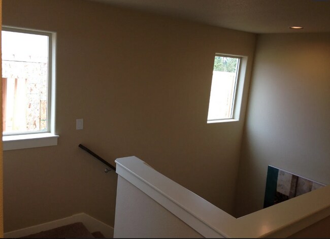 Building Photo - Beautiful 3 Bed/2.5 Bath Townhome in Great Location - Vail Lane