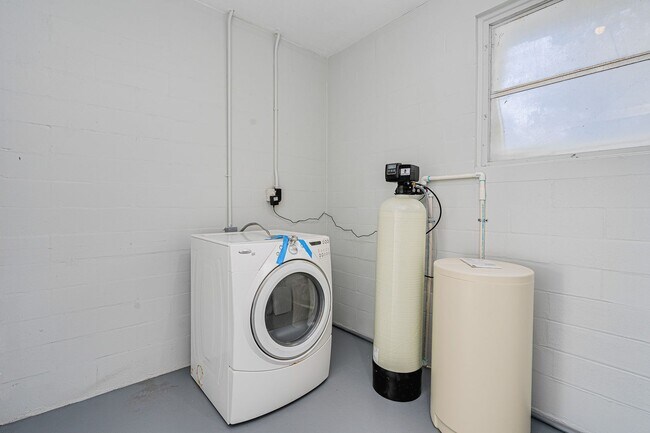 Building Photo - Fully Remodeled 2-Bedroom Home in Prime Or...