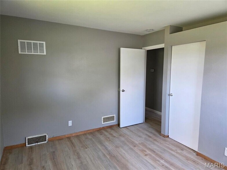 Building Photo - 10458 Spring Garden Dr