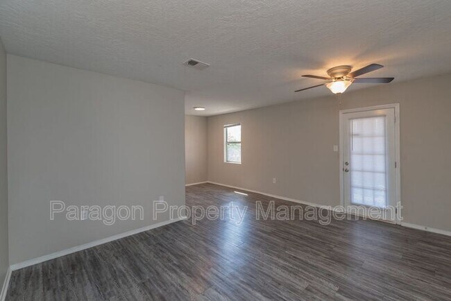 Building Photo - 2571 1/2 Tobacco Rd