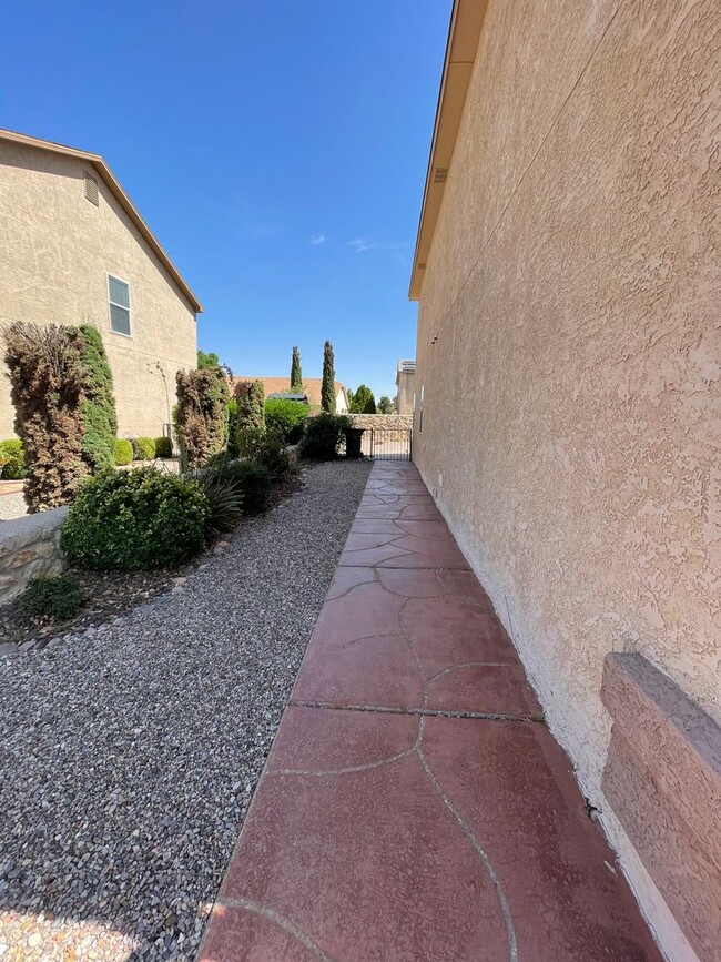 Building Photo - Spacious 5-Bedroom Home with 2 Living Areas – 2,270 Sq Ft Near Porter Dr.