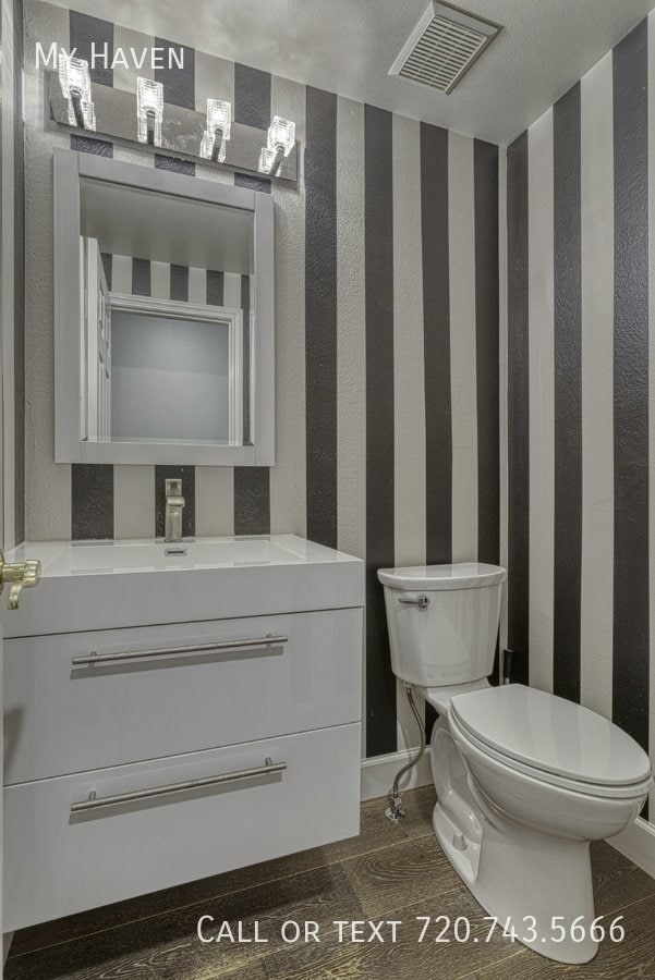 Building Photo - Stunning Heritage West home with all the b...