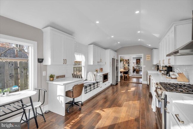 Building Photo - 406 Kings Hwy E