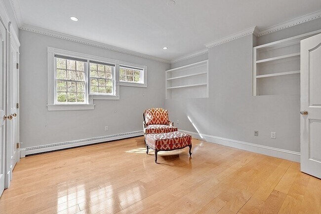 Building Photo - 451 Wellesley St