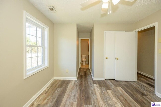 Building Photo - 243 S Airview Dr