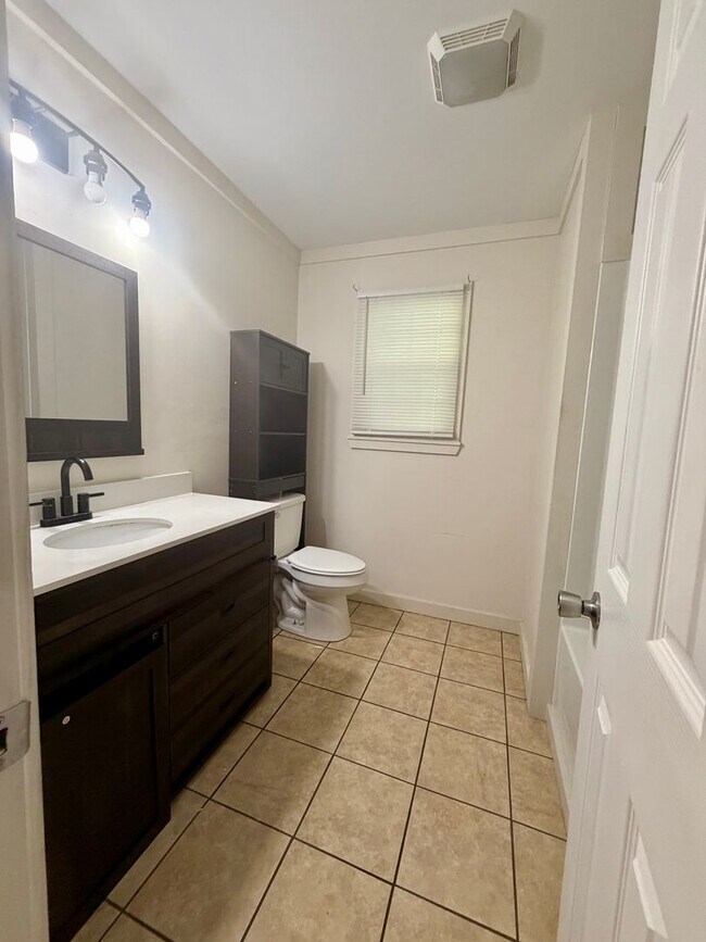 Building Photo - 3 Bed 1 Bath Brick Home