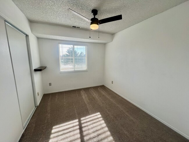 Building Photo - Charming 2 bedroom second story condo avai...