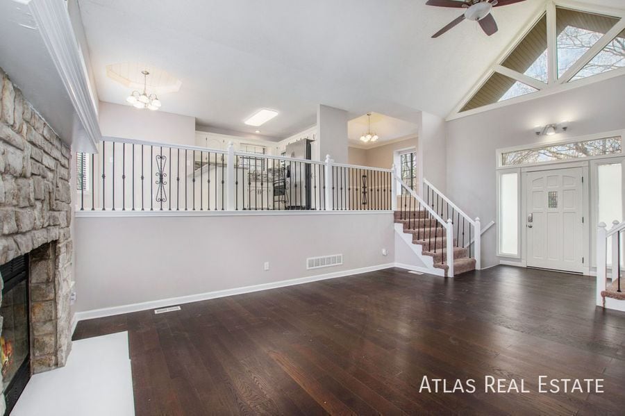 Building Photo - 301 SE Onyx Dr